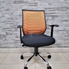 Кресло Barneo K-138 для персонала (черная ткань оранжевая сетка) в Александровском - alexsandrovskoe.mebel24.online | фото